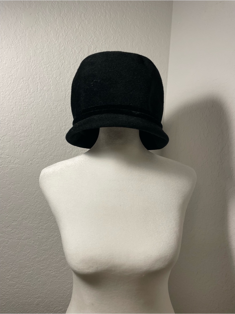 Vintage 1960's Mr.John Jr. black felt cloche/bucket hat